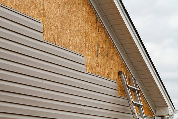 Professional Siding Contractor technician working in Lynn, IN